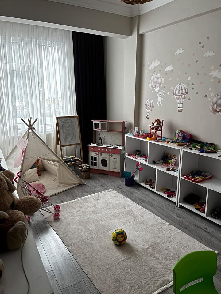 Çocuklarla yapılan çalışmalar için oyuncaklar ve oyun çadırı bulunan oda