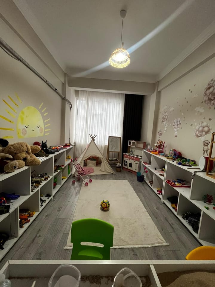 Çocuk oyun odasının kapıdan genel görünümü