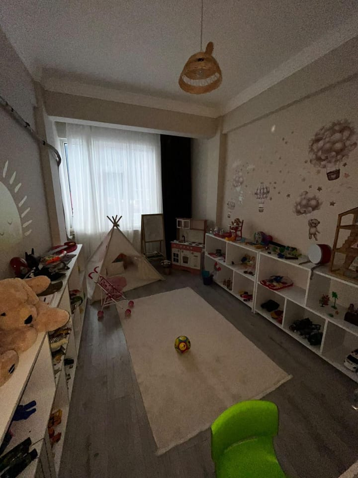 Oyun çadırı ve çevresindeki oyuncak rafları