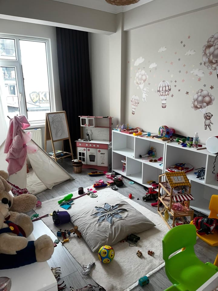 Pencere yanında minderler ve oyun çadırı